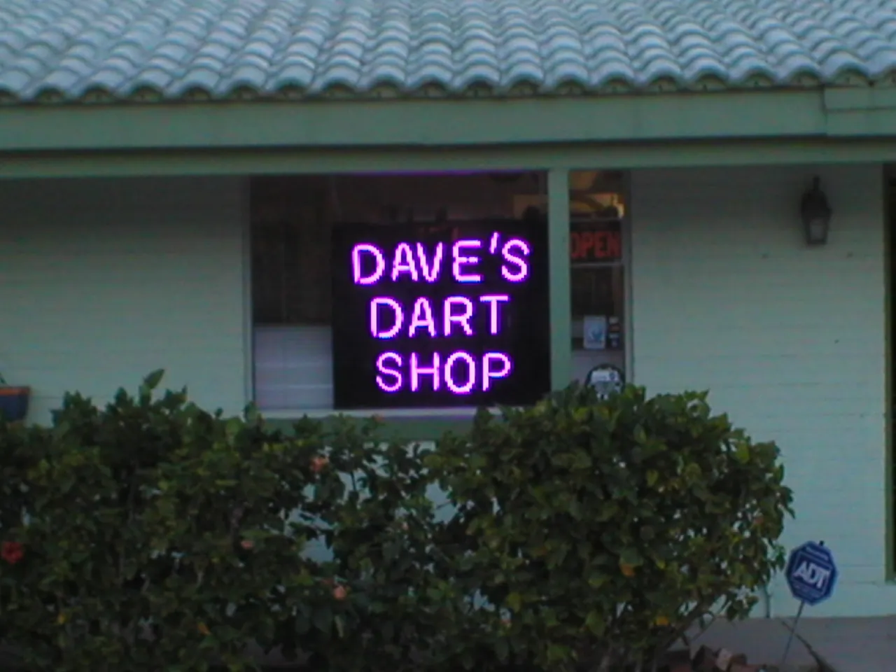 Dave's Dart Shop logo
